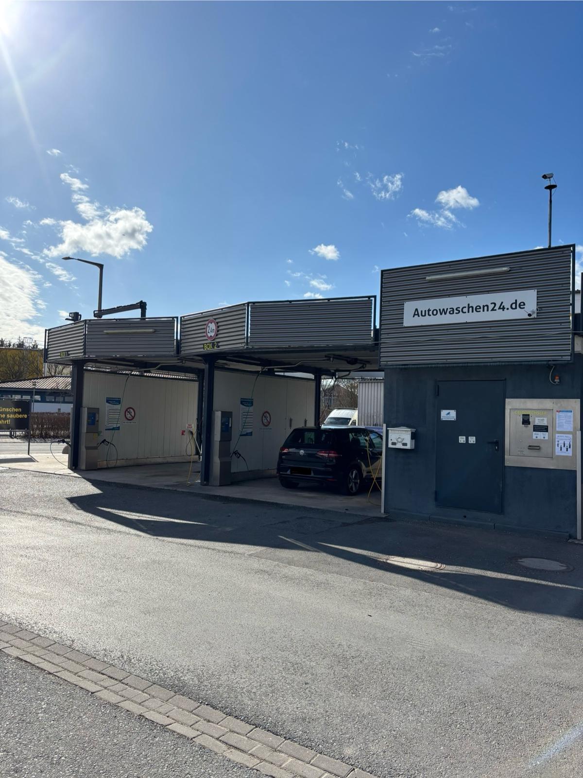 Frontansicht der Waschboxen bei Autowaschen24